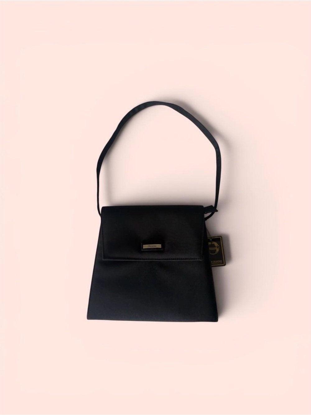 Elegant Black Shoulder Bag with Minimal Hardware
